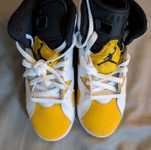 Jordan Retro 6 youth sneakers- black & yellow